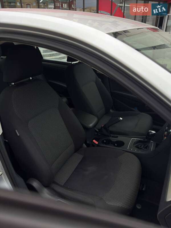 Седан Volkswagen Passat 2015 в Черновцах