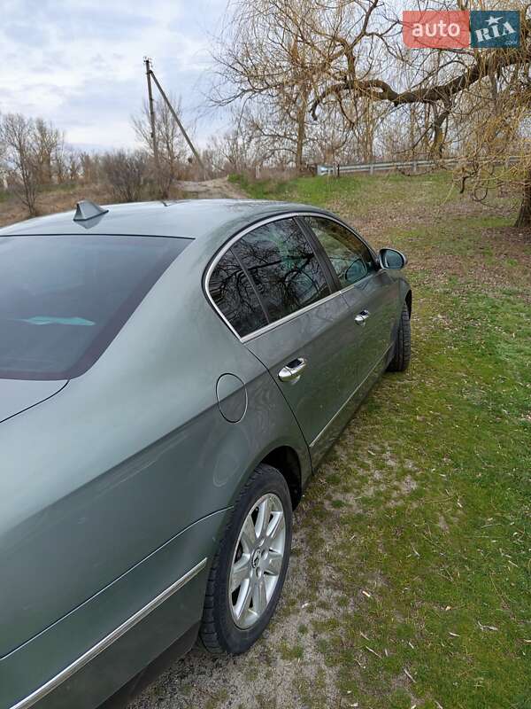 Седан Volkswagen Passat 2005 в Миргороде
