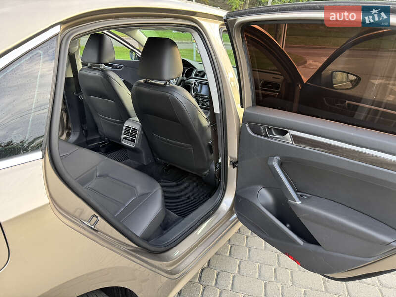 Седан Volkswagen Passat 2016 в Львове
