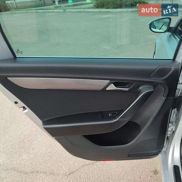 Универсал Volkswagen Passat 2013 в Житомире