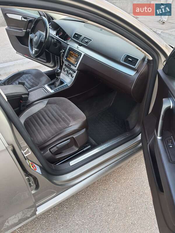 Седан Volkswagen Passat 2012 в Харькове