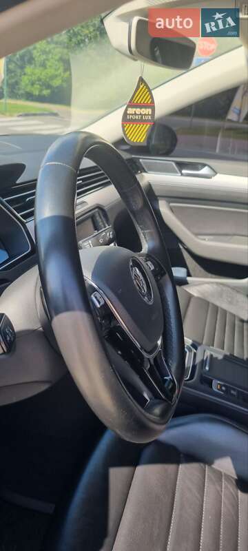 Седан Volkswagen Passat 2015 в Хмельницькому