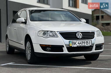 Седан Volkswagen Passat 2009 в Ровно