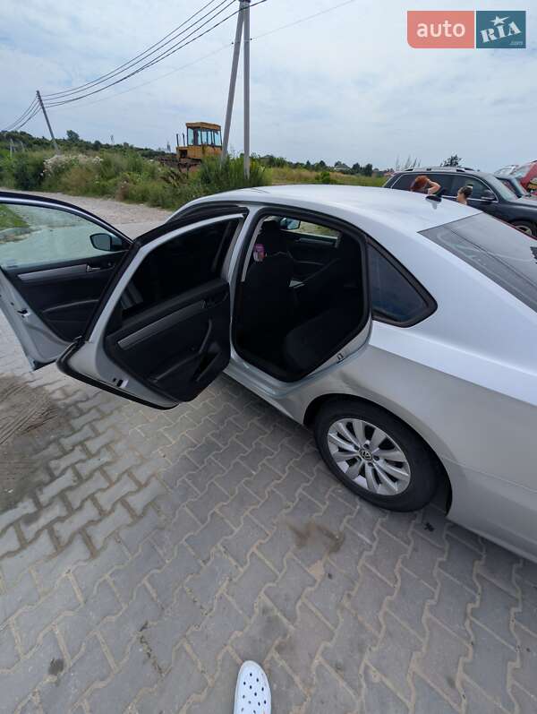 Седан Volkswagen Passat 2012 в Львове