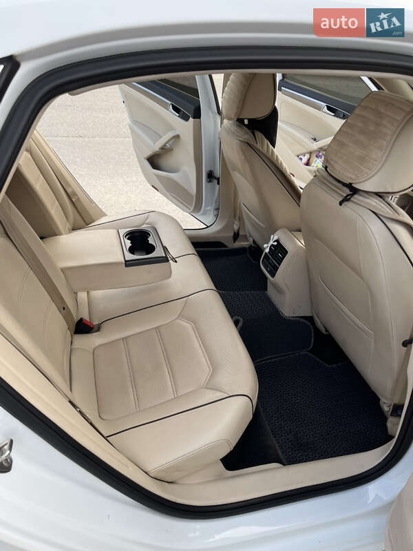 Седан Volkswagen Passat 2015 в Хороле