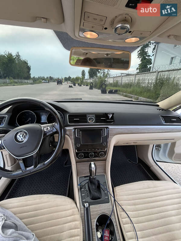 Седан Volkswagen Passat 2015 в Хороле