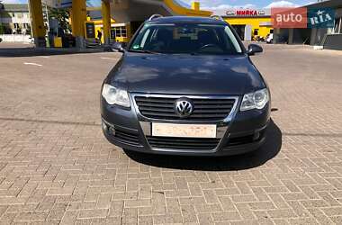 Универсал Volkswagen Passat 2010 в Ровно
