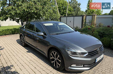 Седан Volkswagen Passat 2015 в Киеве