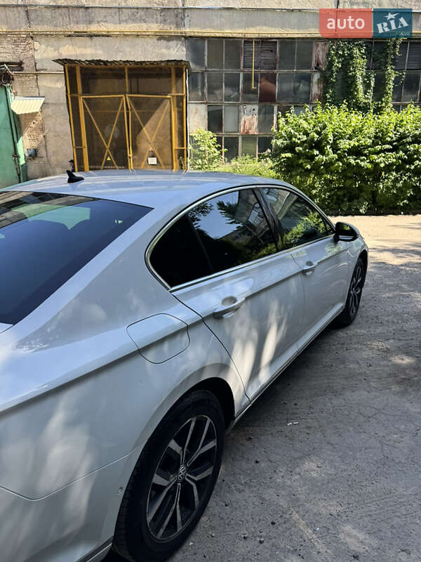 Седан Volkswagen Passat 2015 в Хмельницком