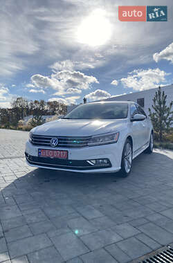 Седан Volkswagen Passat 2016 в Луцке