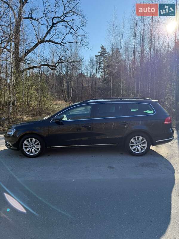 Універсал Volkswagen Passat 2012 в Житомирі