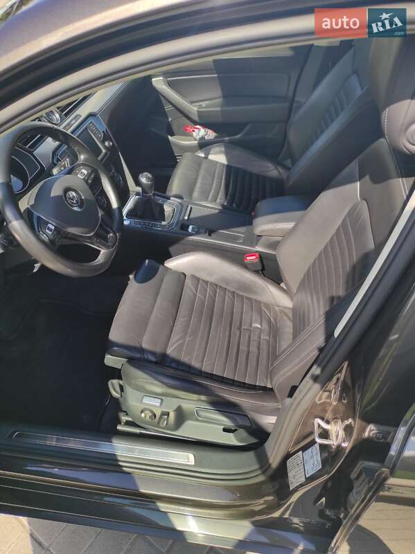 Універсал Volkswagen Passat 2015 в Житомирі