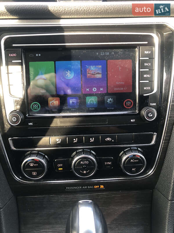 Седан Volkswagen Passat 2012 в Львове