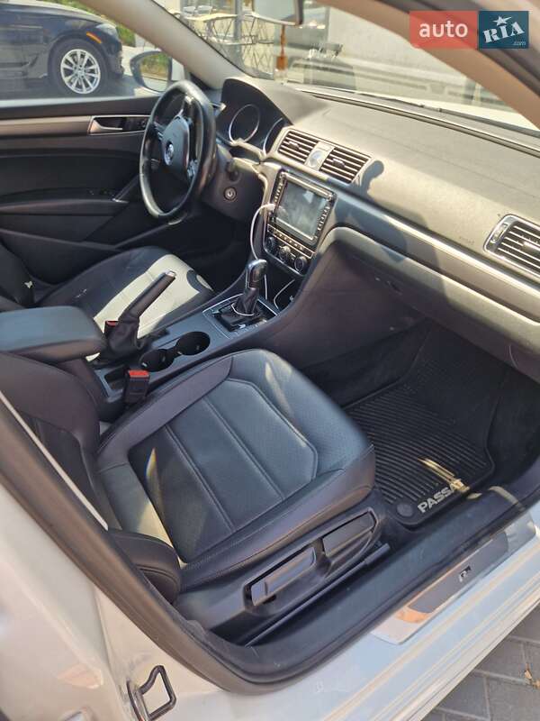 Седан Volkswagen Passat 2016 в Днепре