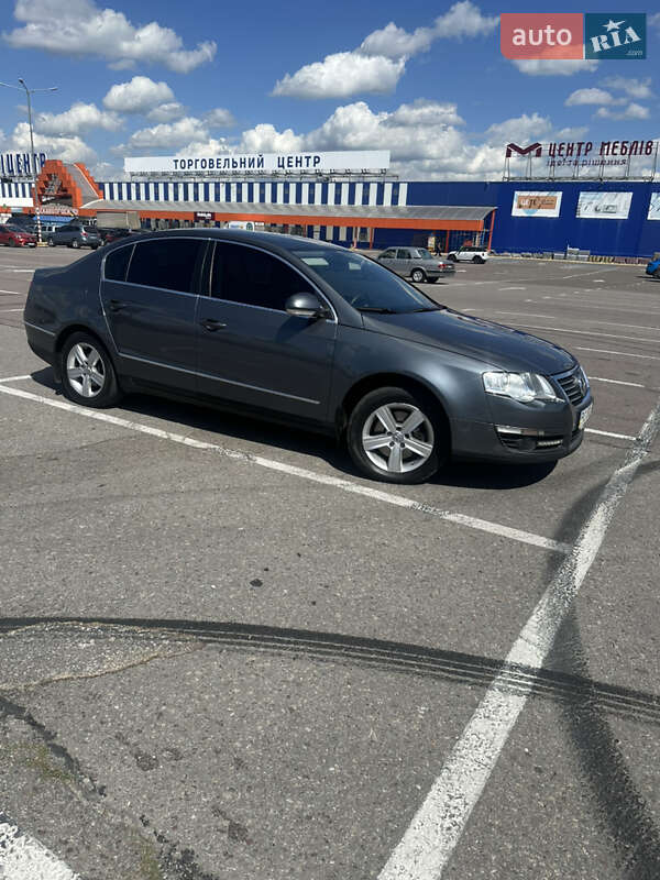 Седан Volkswagen Passat 2010 в Львове