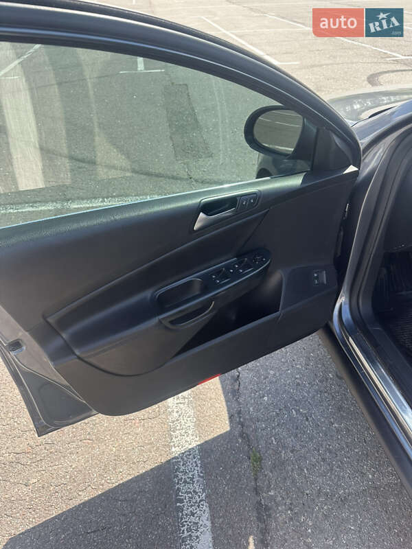 Седан Volkswagen Passat 2010 в Львове