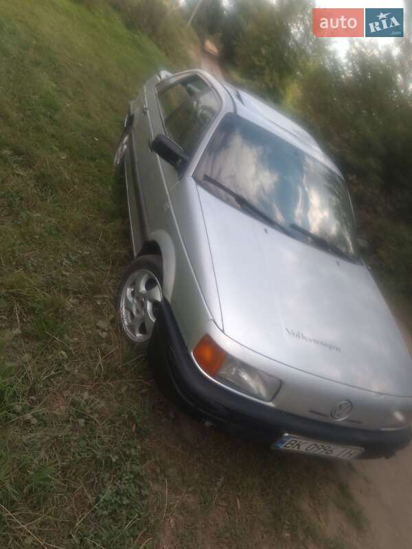 Седан Volkswagen Passat 1990 в Рівному
