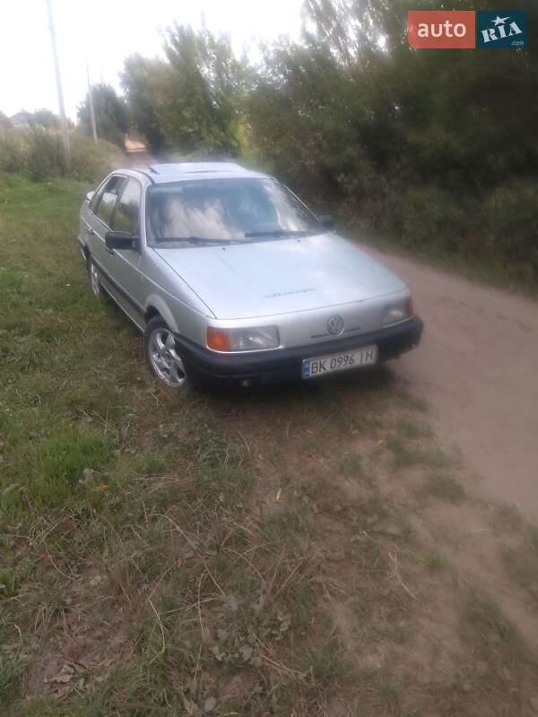 Седан Volkswagen Passat 1990 в Рівному
