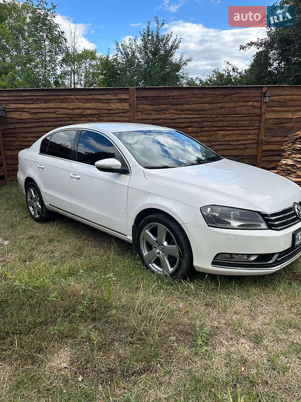 Седан Volkswagen Passat 2011 в Харькове