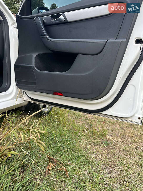 Седан Volkswagen Passat 2011 в Харькове