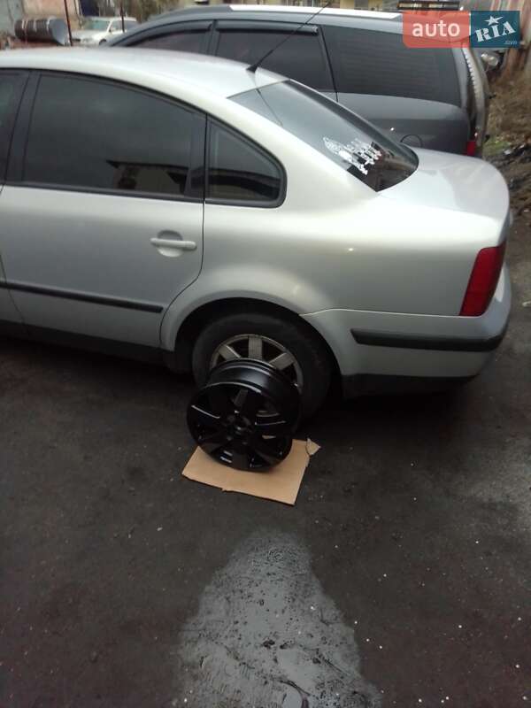 Седан Volkswagen Passat 2000 в Киеве
