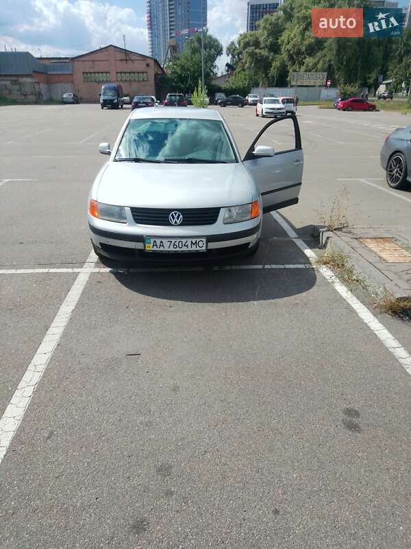 Седан Volkswagen Passat 2000 в Киеве