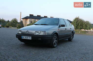 Седан Volkswagen Passat 1992 в Жовкве