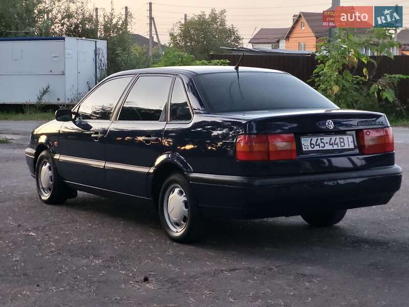 Седан Volkswagen Passat 1994 в Виннице