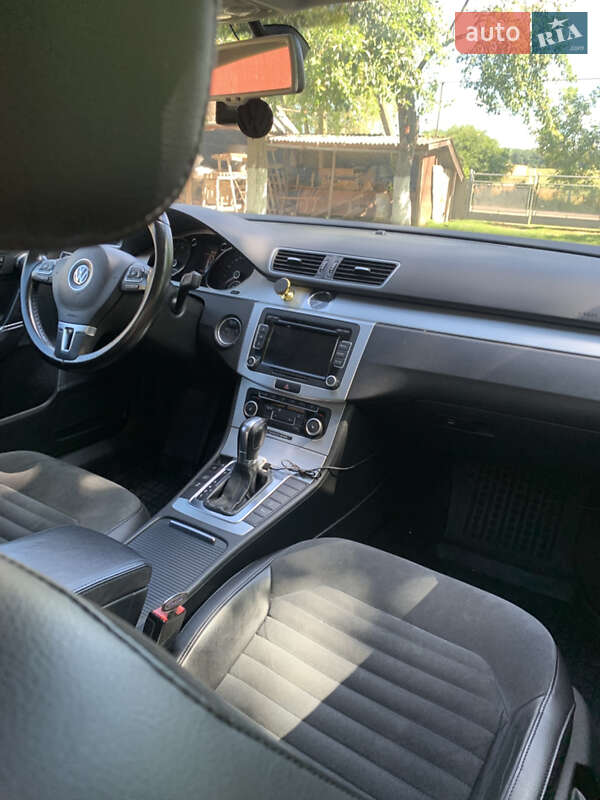 Седан Volkswagen Passat 2011 в Ивано-Франковске