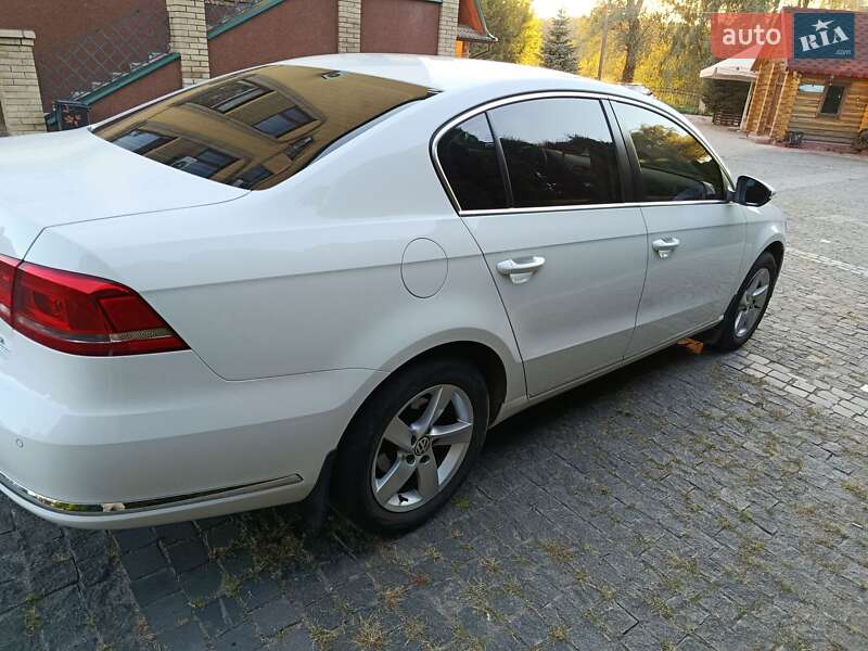 Седан Volkswagen Passat 2011 в Лохвице