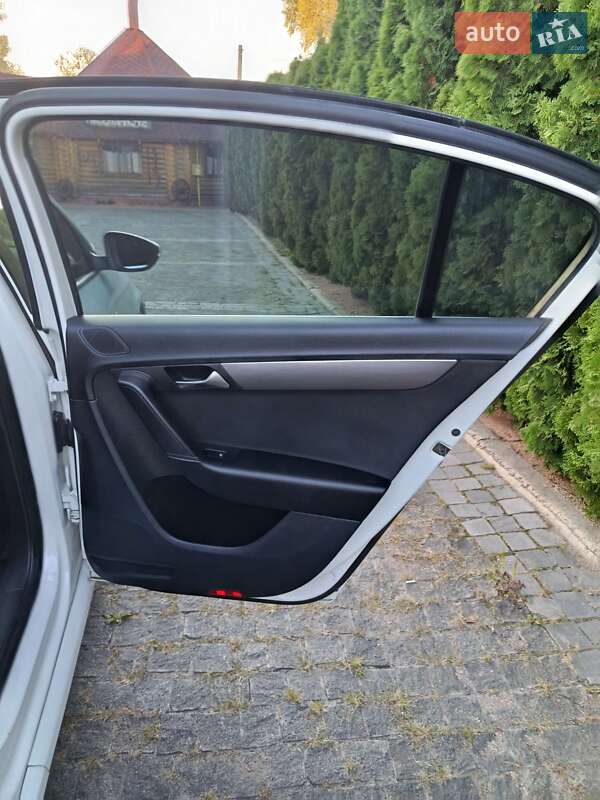 Седан Volkswagen Passat 2011 в Лохвице