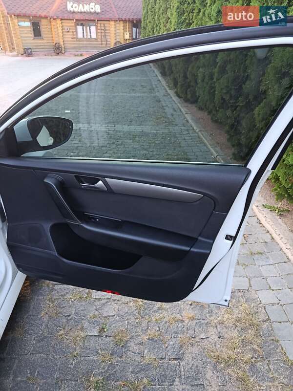 Седан Volkswagen Passat 2011 в Лохвице