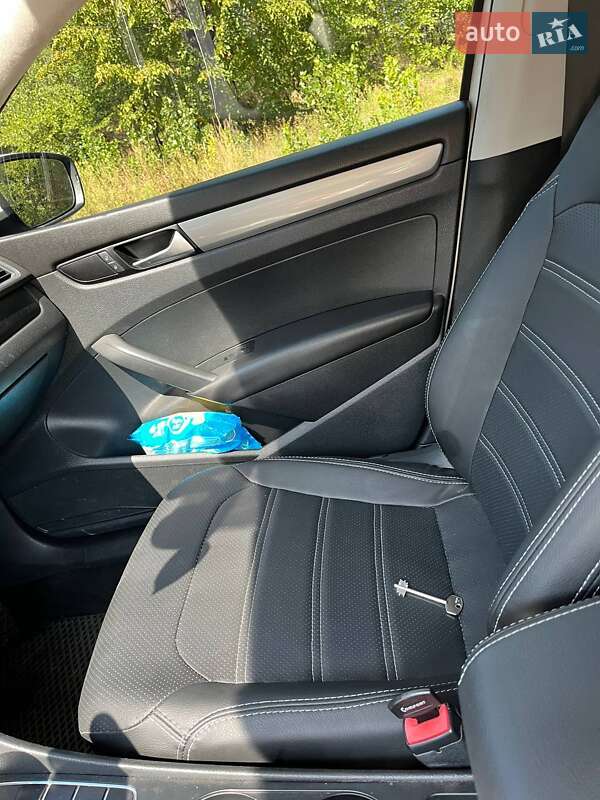 Седан Volkswagen Passat 2014 в Днепре