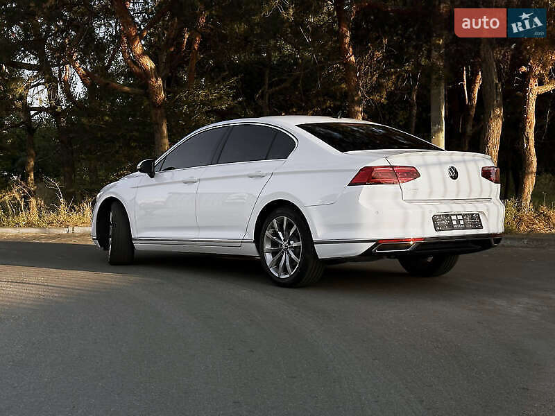 Седан Volkswagen Passat 2020 в Львове