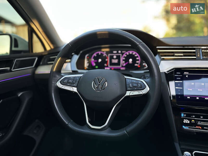 Седан Volkswagen Passat 2020 в Львове