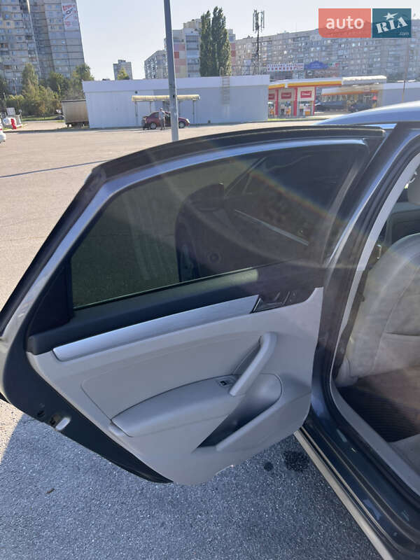 Седан Volkswagen Passat 2012 в Харкові