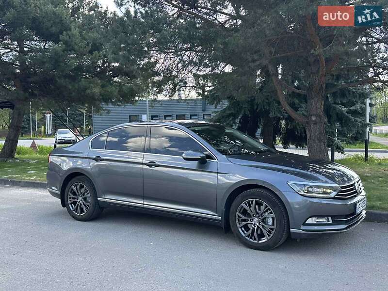 Седан Volkswagen Passat 2017 в Ивано-Франковске