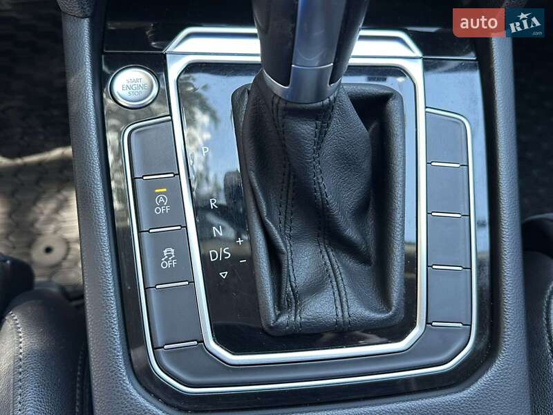 Седан Volkswagen Passat 2017 в Ивано-Франковске