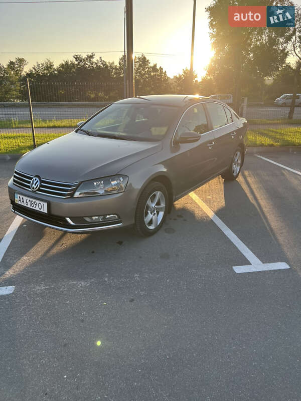 Седан Volkswagen Passat 2011 в Киеве