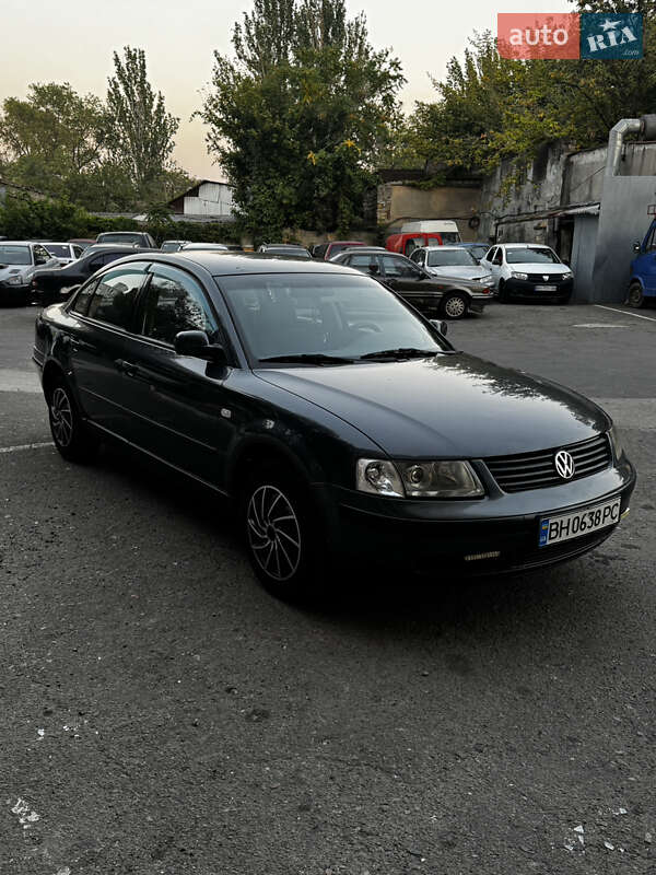 Седан Volkswagen Passat 1999 в Одесі