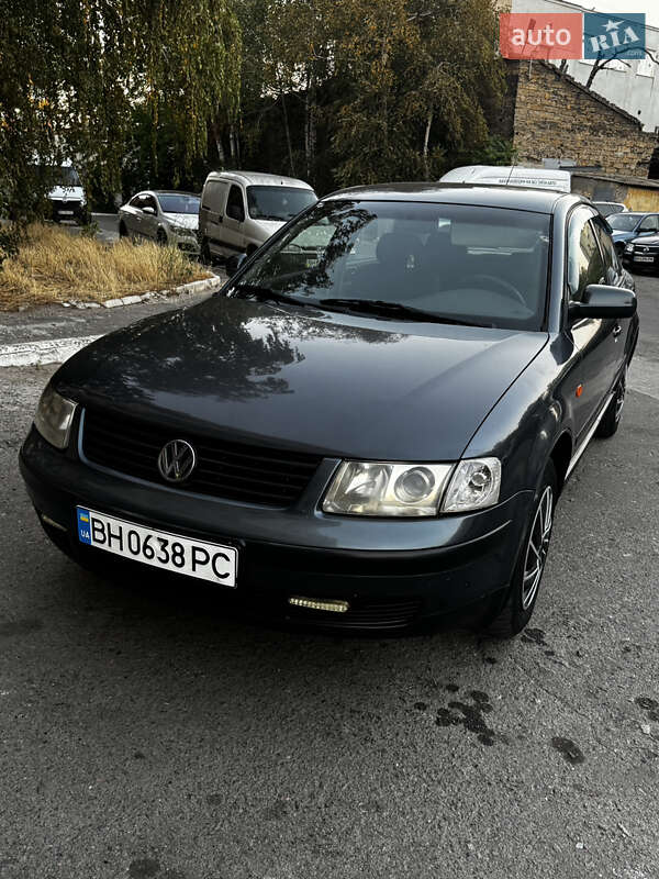 Седан Volkswagen Passat 1999 в Одесі