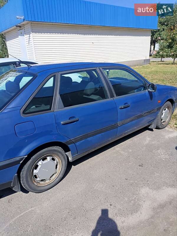 Седан Volkswagen Passat 1995 в Нетешине