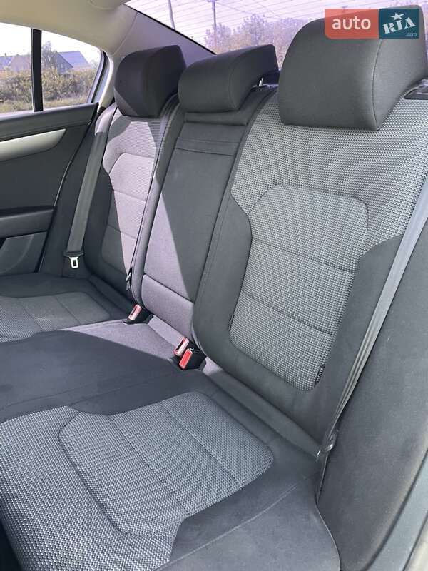 Седан Volkswagen Passat 2012 в Ужгороді