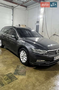 Универсал Volkswagen Passat 2020 в Вараше