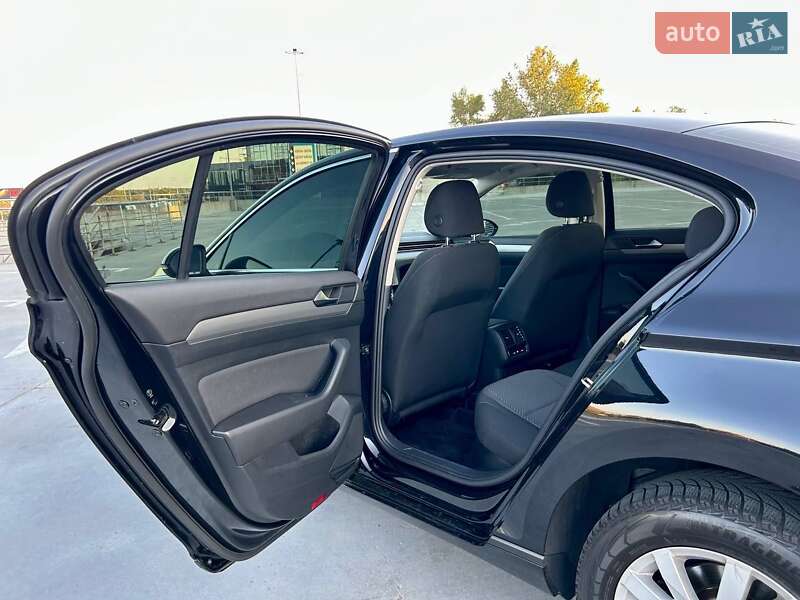 Седан Volkswagen Passat 2019 в Киеве