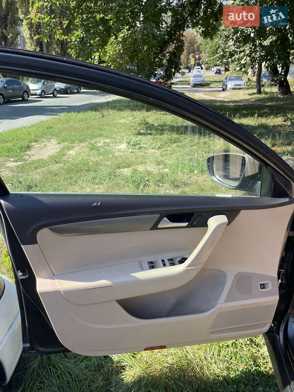 Универсал Volkswagen Passat 2014 в Киеве