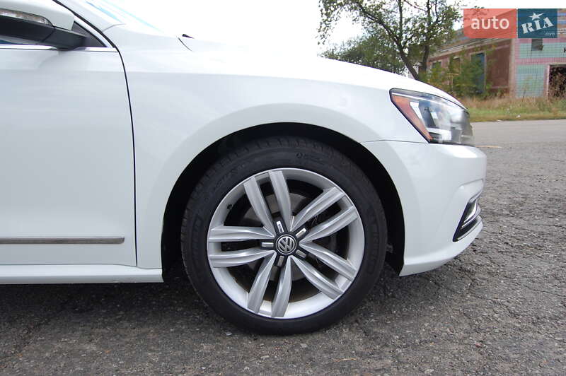 Седан Volkswagen Passat 2015 в Києві