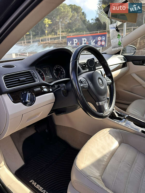Седан Volkswagen Passat 2013 в Києві