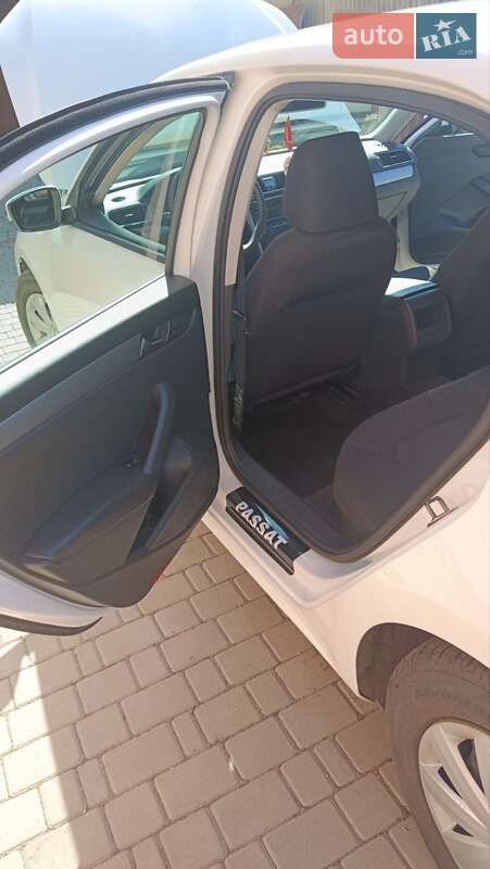 Седан Volkswagen Passat 2013 в Лозовій