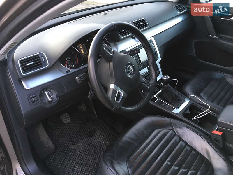 Універсал Volkswagen Passat 2011 в Харкові
